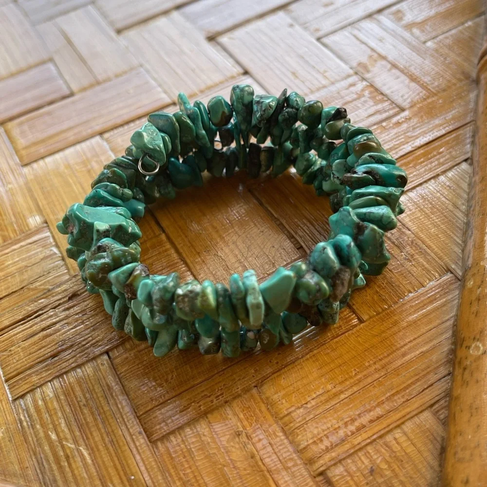 Genuine vintage turquoise chip bracelet on memory wire - Picture 1 of 7